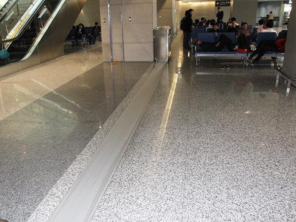 上海虹桥机场使用必拓变形缝和铝合金地垫