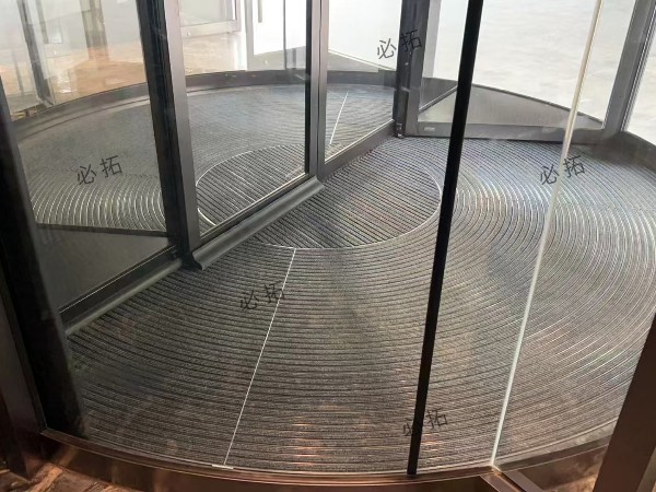 弧形铝合金地垫：颠覆传统的革新之选